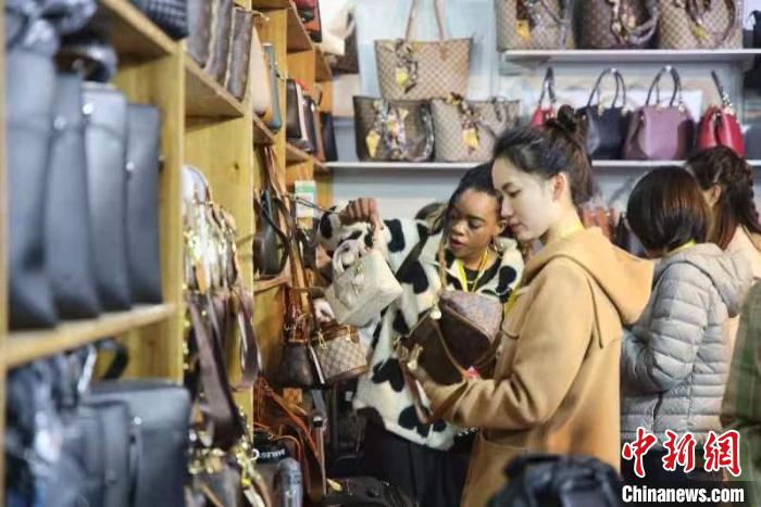 女士選購包包?！∨砣A 攝