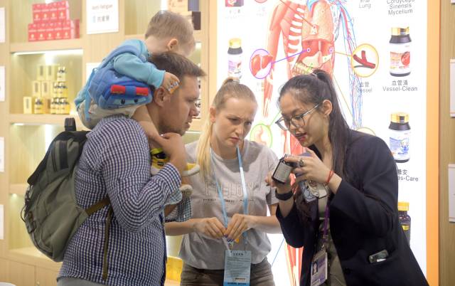 資料圖片：客商在廣交會(huì)上參觀選購(gòu)商品。（新華社發(fā)）